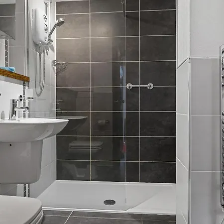 Entire With Free Parking & Fast Wifi Ferienhaus